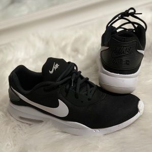 Nike women’s air max oketo